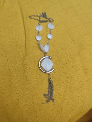 Collar plateado con colgante blanco