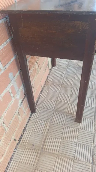 Mesa de madera con cajones