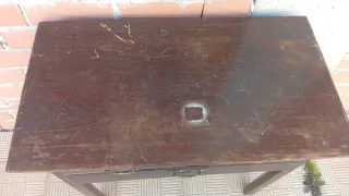 Mesa de madera con cajones