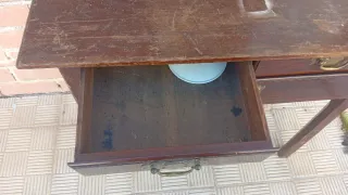 Mesa de madera con cajones