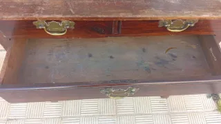Mesa de madera con cajones