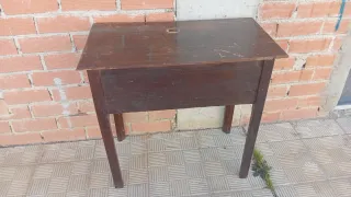 Mesa de madera con cajones