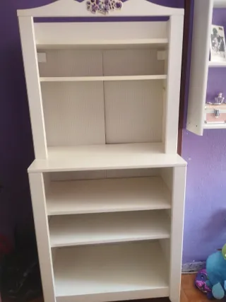Mueble blanco de madera