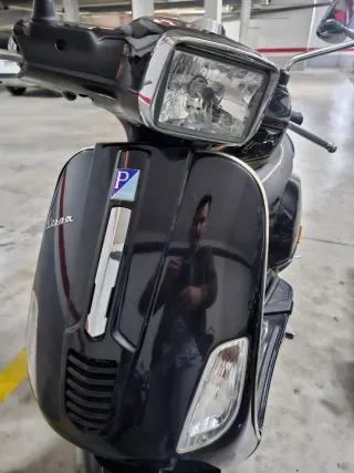 Vespa Negra Scooter