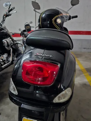 Vespa Negra Scooter