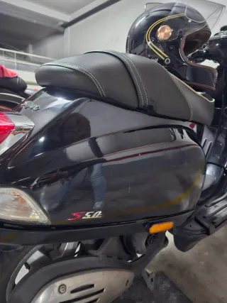 Vespa Negra Scooter
