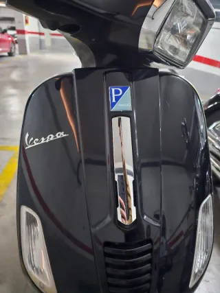 Vespa Negra Scooter