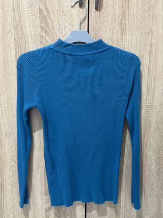 Jersey azul de punto con escote