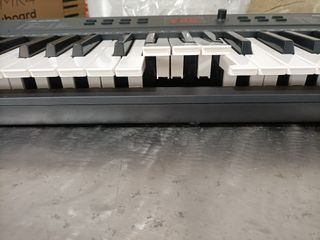 - - - - - Alesis Melody 61 Teclado Piano Eléctri