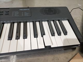 - - - - - Alesis Melody 61 Teclado Piano Eléctri