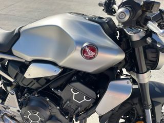 Honda CB1000R 2022 metalizada mate