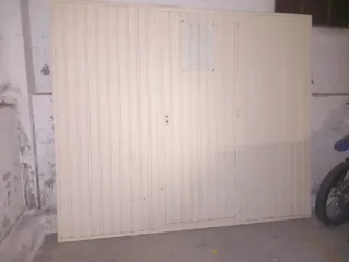 Puerta de garaje con puerta peatonal