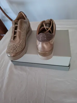 Zapatos cerrados beige con cordones