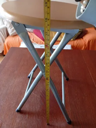 Sgabello pieghevole in legno e metallo