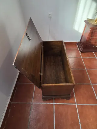 Baúl de madera marrón