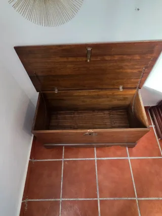 Baúl de madera marrón