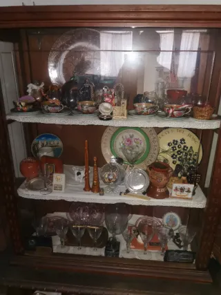 Vitrina antigua de madera y cristal