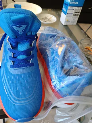 Zapatillas running azules y naranjas