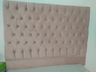 Cabecero tapizado rosa con diamantes