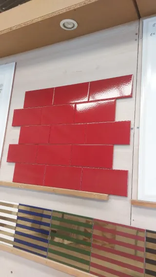 Baldosa cerámica roja brillante 10x20.