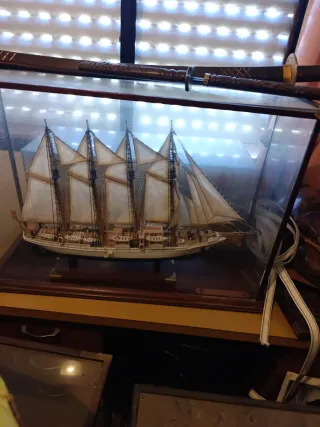 Maqueta de barco de vela en vitrina