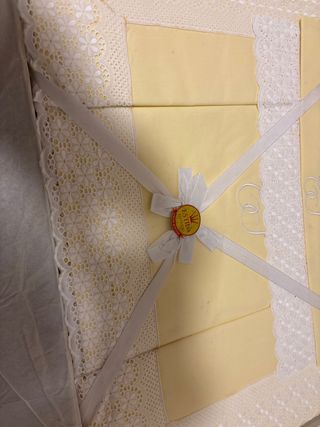 Sábana de algodón amarilla y blanca