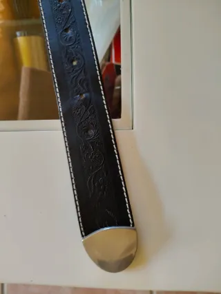 Cinto de cuero hombre con detalles plateados