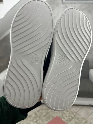 Sneakers Tommy Hilfiger nero e dorate