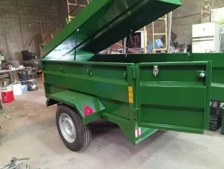 Remolque verde con tapa