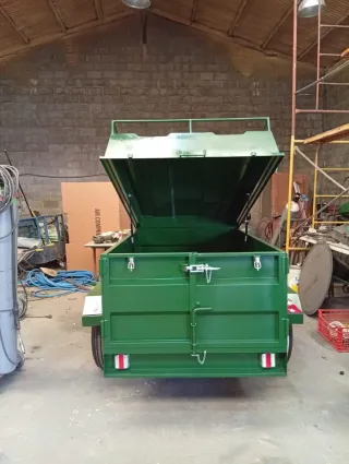 Remolque verde con tapa