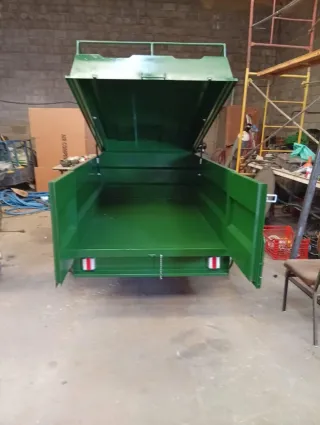 Remolque verde con tapa