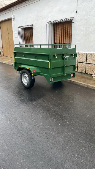 Remolque verde con tapa