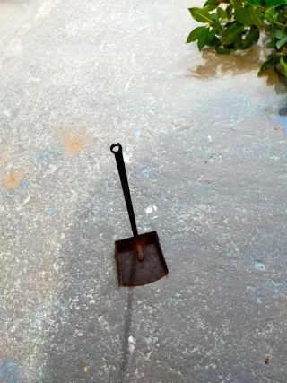 Estufa de leña antigua de metal