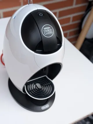 Cafetera Dolce Gusto DeLonghi Jovia Blanca y negra