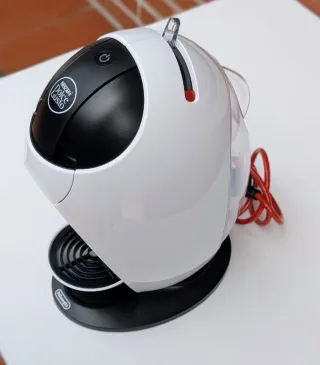Cafetera Dolce Gusto DeLonghi Jovia Blanca y negra