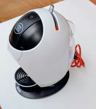 Cafetera Dolce Gusto DeLonghi Jovia Blanca y negra