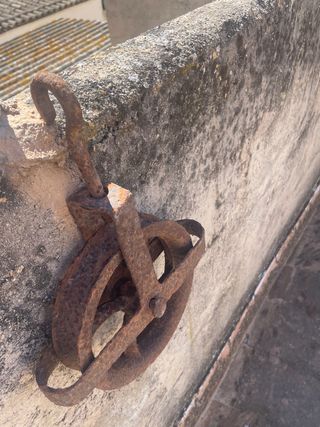 Polea antigua de hierro oxidado