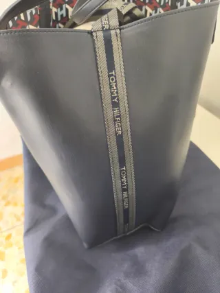 Borsa Tommy Hilfiger blu con logo rosso
