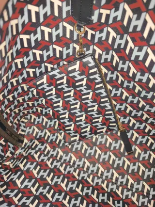 Borsa Tommy Hilfiger blu con logo rosso