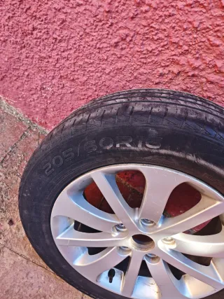 Llanta 205/60R16 con neumatico