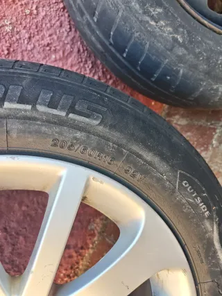 Llanta 205/60R16 con neumatico
