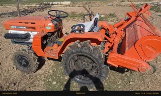 Tractor agrícola naranja
