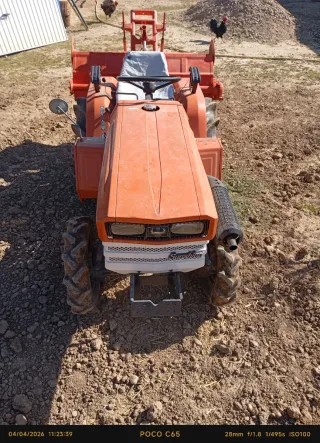 Tractor agrícola naranja
