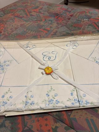 Sábana blanca bordada con flores azules