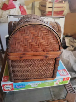 Cofre artesanal de madera y mimbre