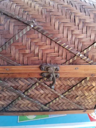 Cofre artesanal de madera y mimbre