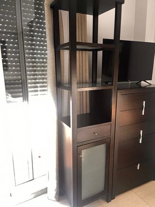 Mueble alto de baño , de madera , negro y cristal
