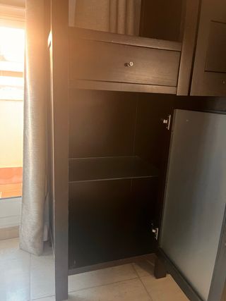 Mueble alto de baño , de madera , negro y cristal