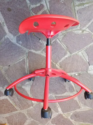 Sedia rossa con ruote ottime condizioni