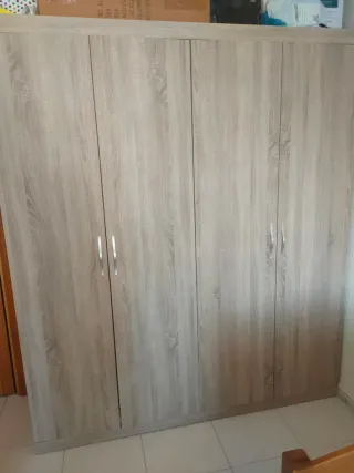 Armario de madera color beige y marrón